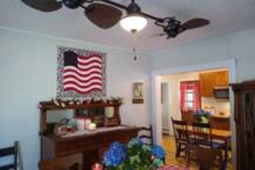 Photo of Bedroom in Center Moreland