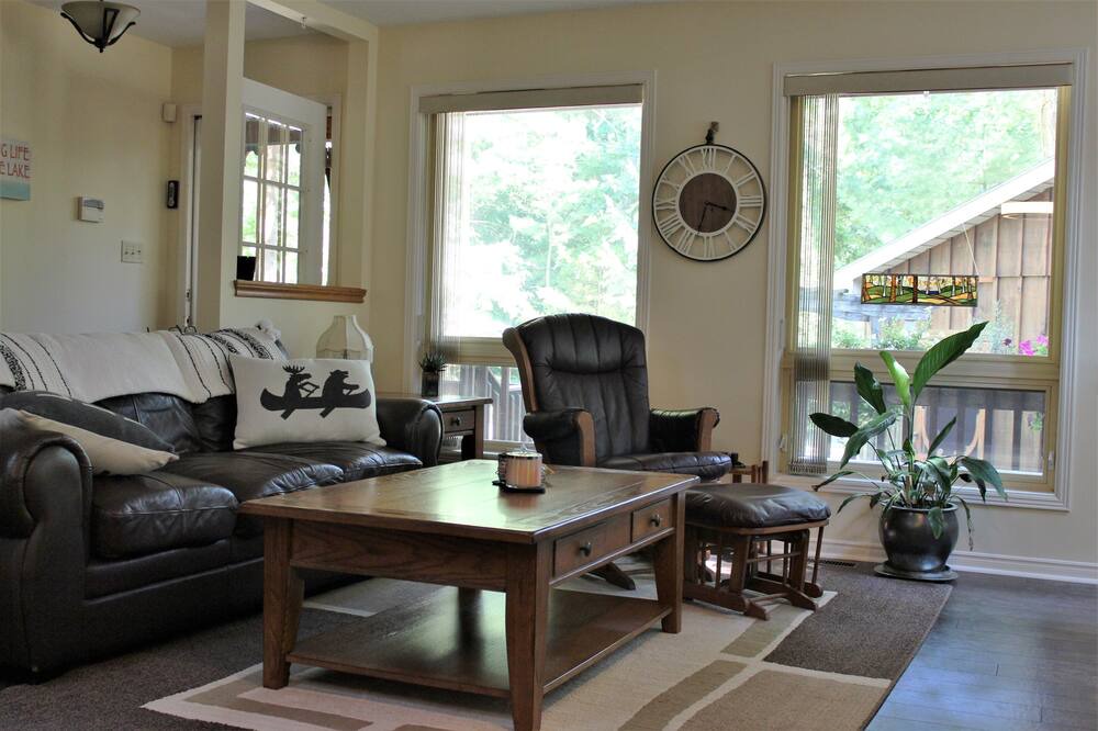 Photo of Livingroom in Grand Bend