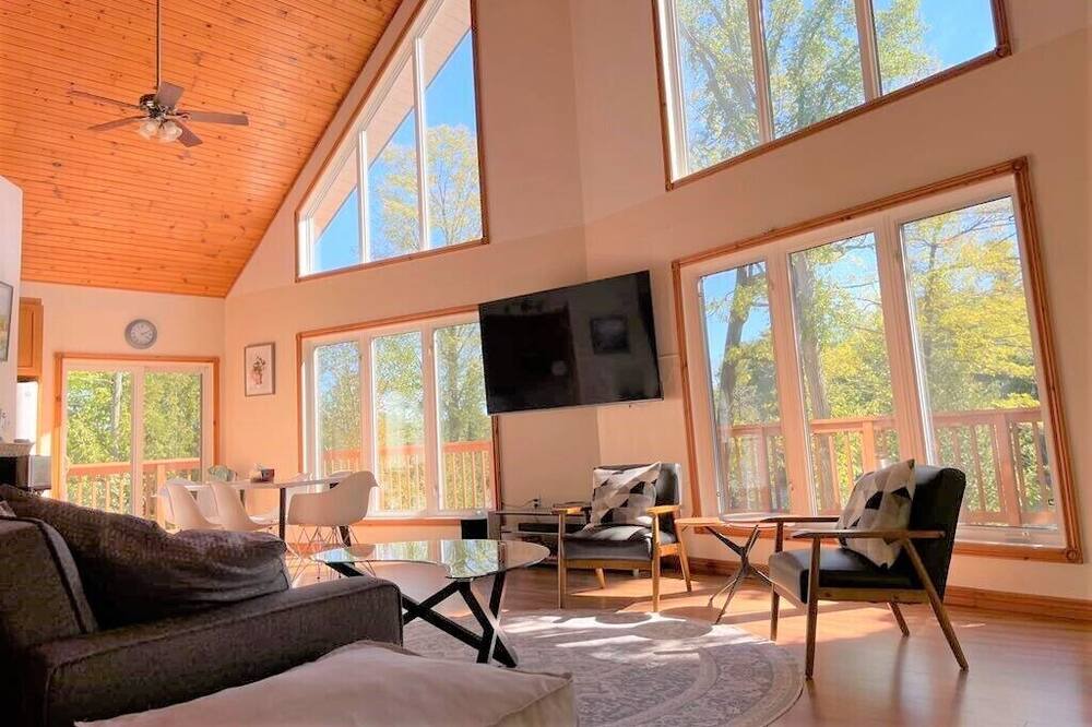 Photo of Livingroom in Central Frontenac