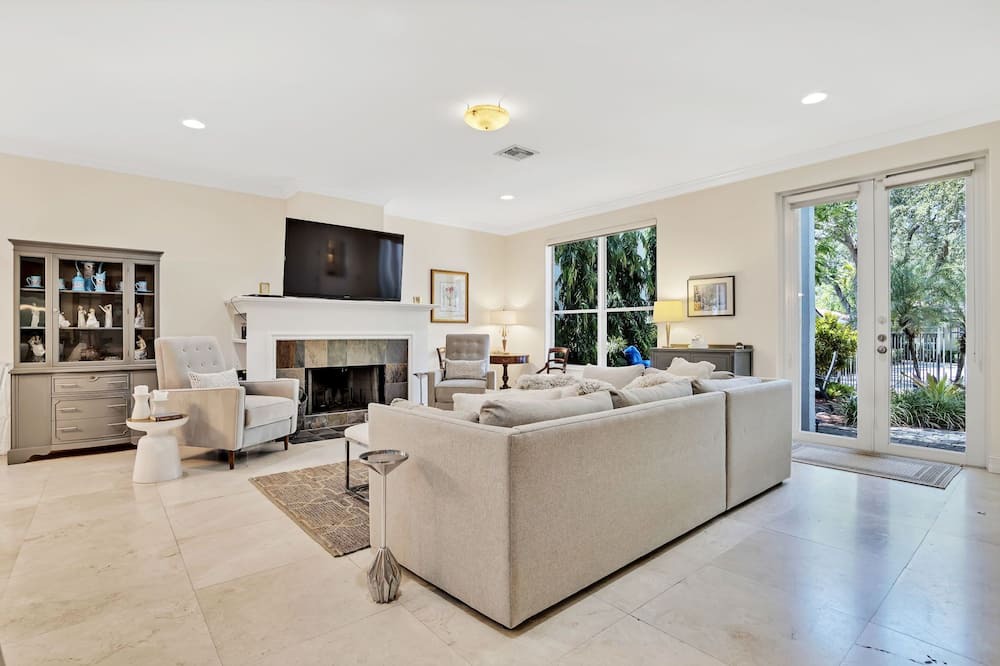 Photo of Livingroom in Colee Hammock