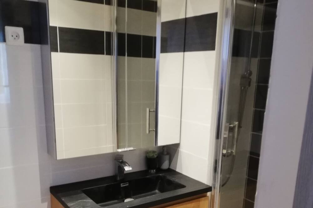 Photo of Bathroom in Villeneuve-sur-Vere
