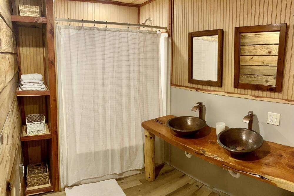 Photo of Bathroom in Boles