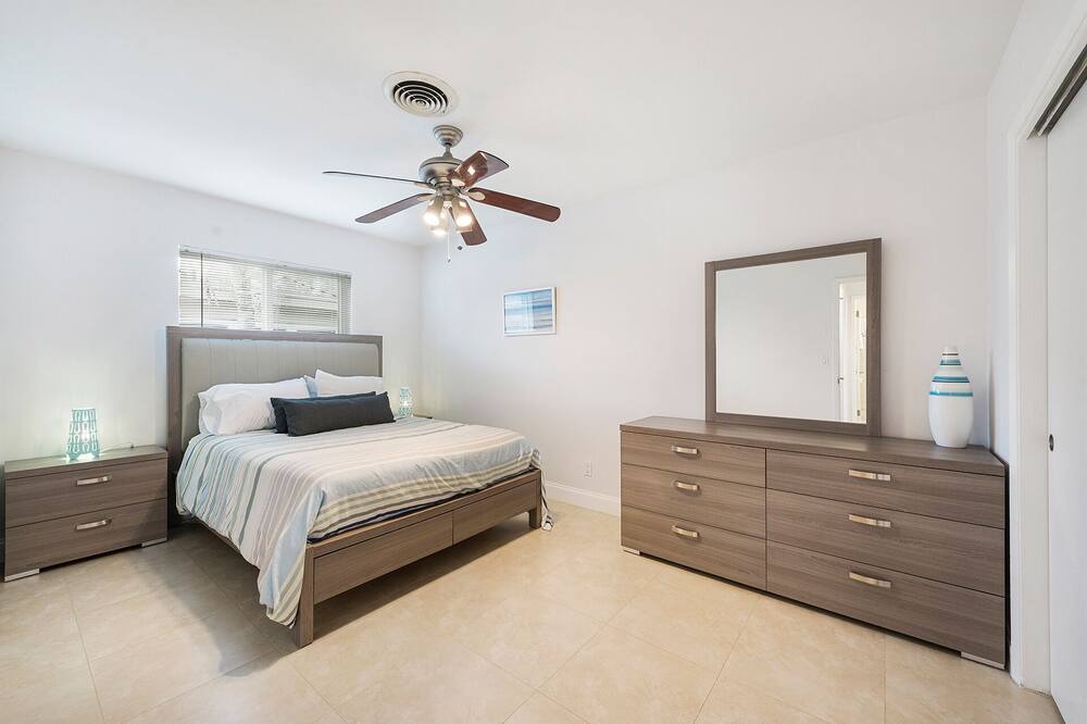 Photo of Bedroom in Oakland Park