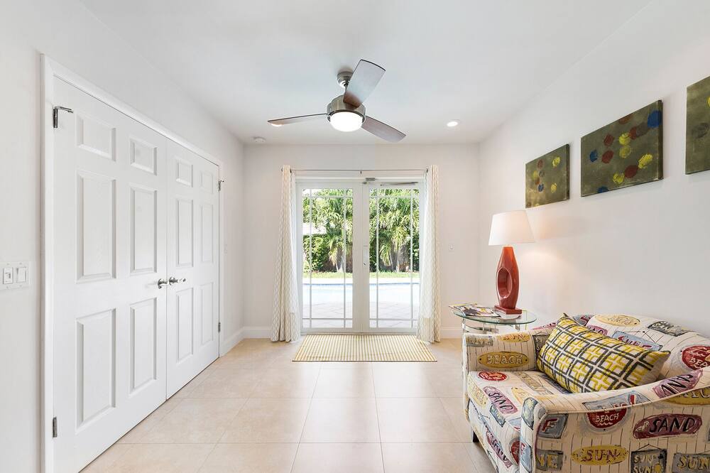 Photo of Bedroom in Oakland Park