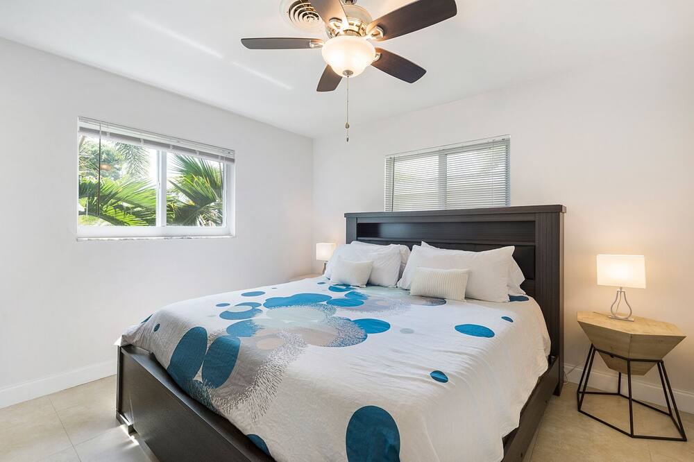 Photo of Bedroom in Oakland Park