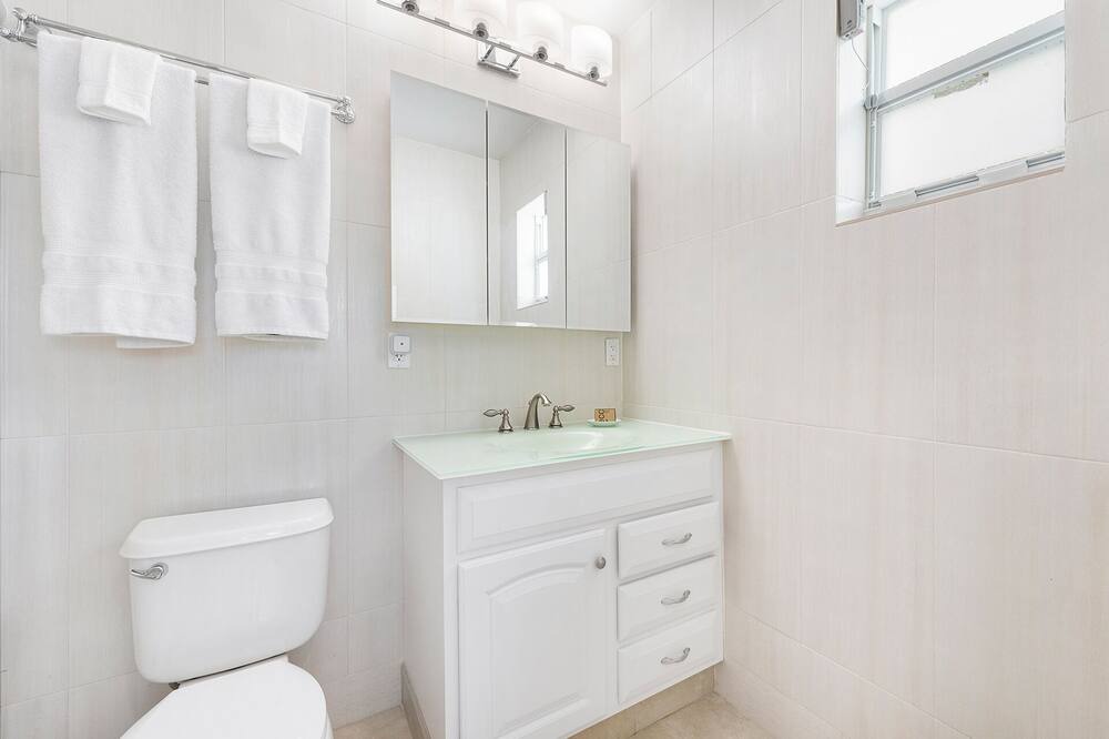 Photo of Bathroom in Oakland Park