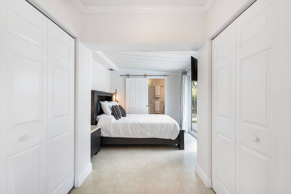 Photo of Bedroom in Oakland Park