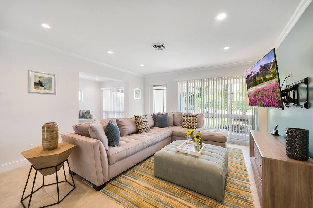 Photo of Livingroom in Oakland Park