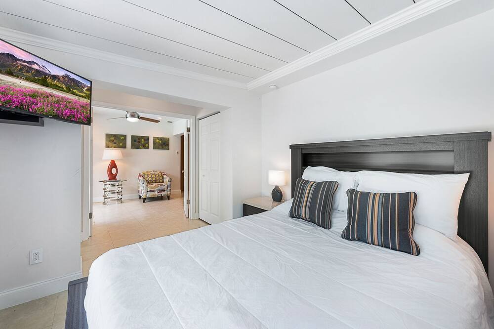 Photo of Bedroom in Oakland Park