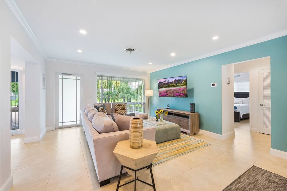 Photo of Livingroom in Oakland Park