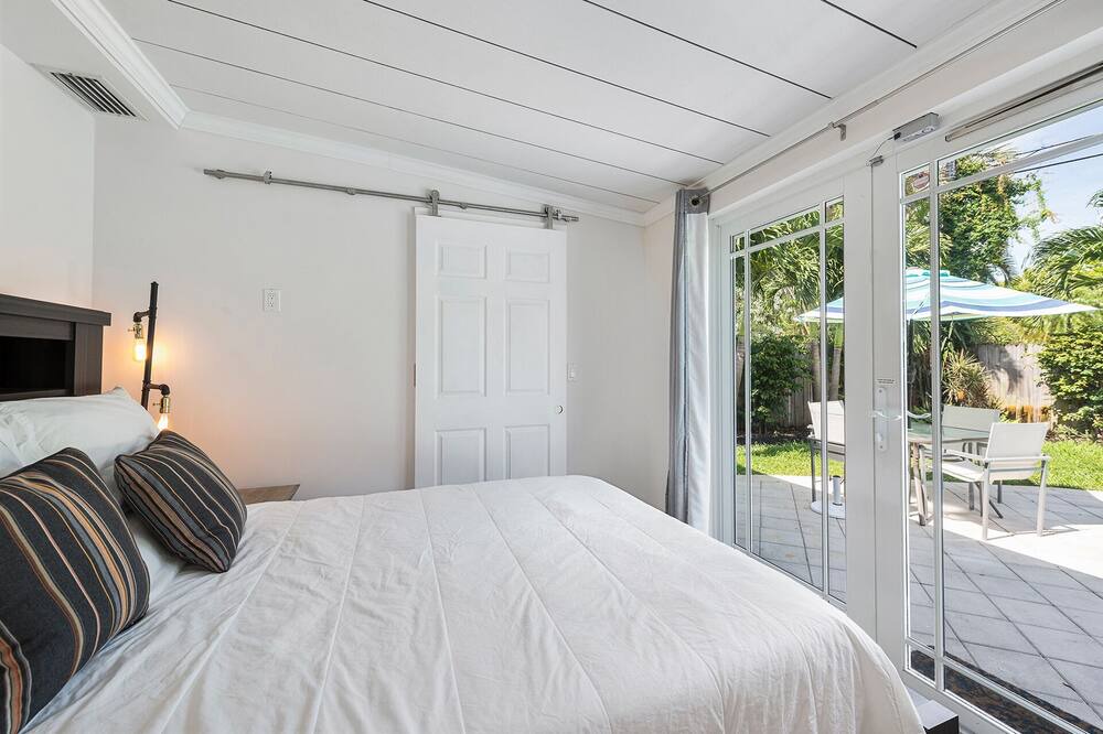 Photo of Bedroom in Oakland Park