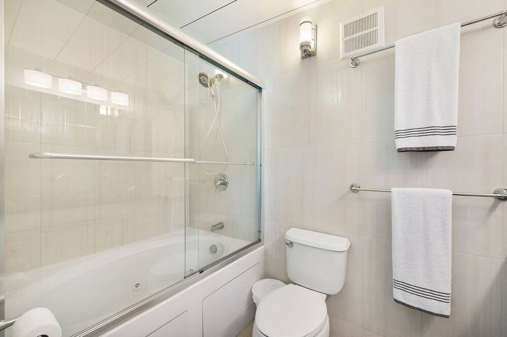 Photo of Bathroom in Oakland Park