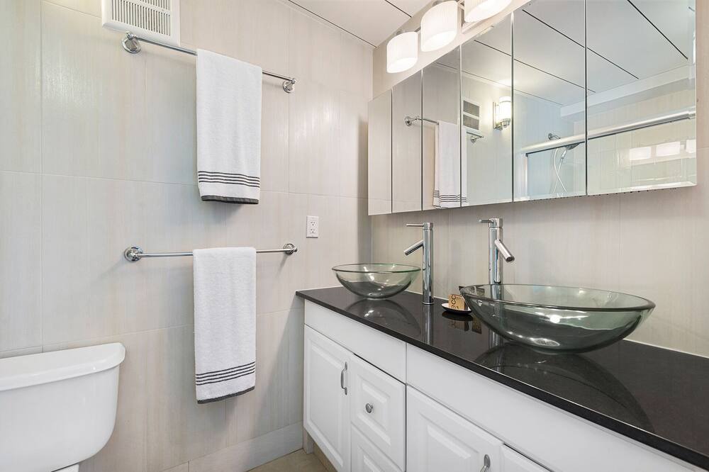 Photo of Bathroom in Oakland Park