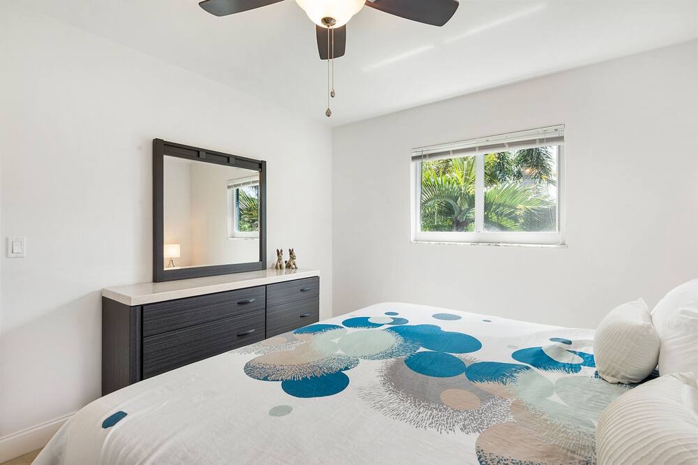 Photo of Bedroom in Oakland Park
