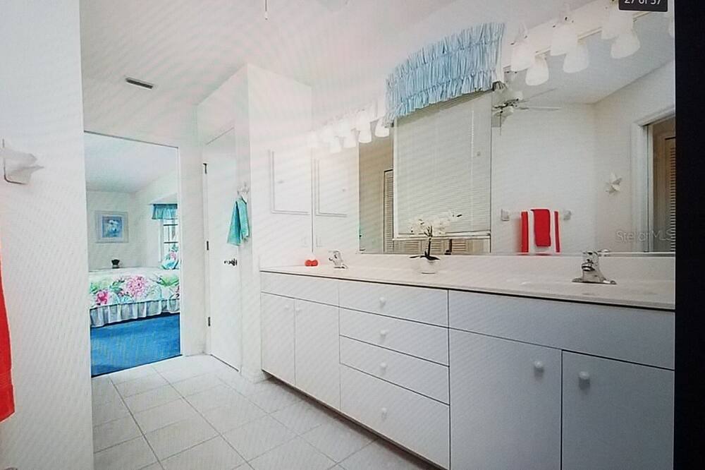 Photo of Bathroom in Broadmoor