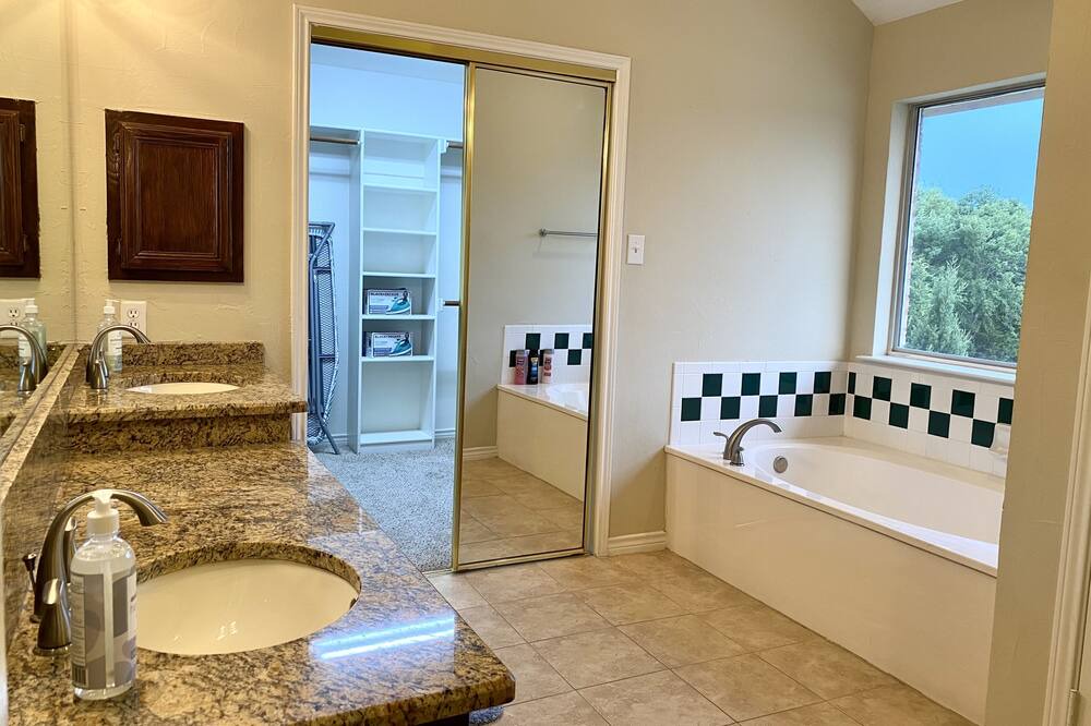 Photo of Bathroom in Allen