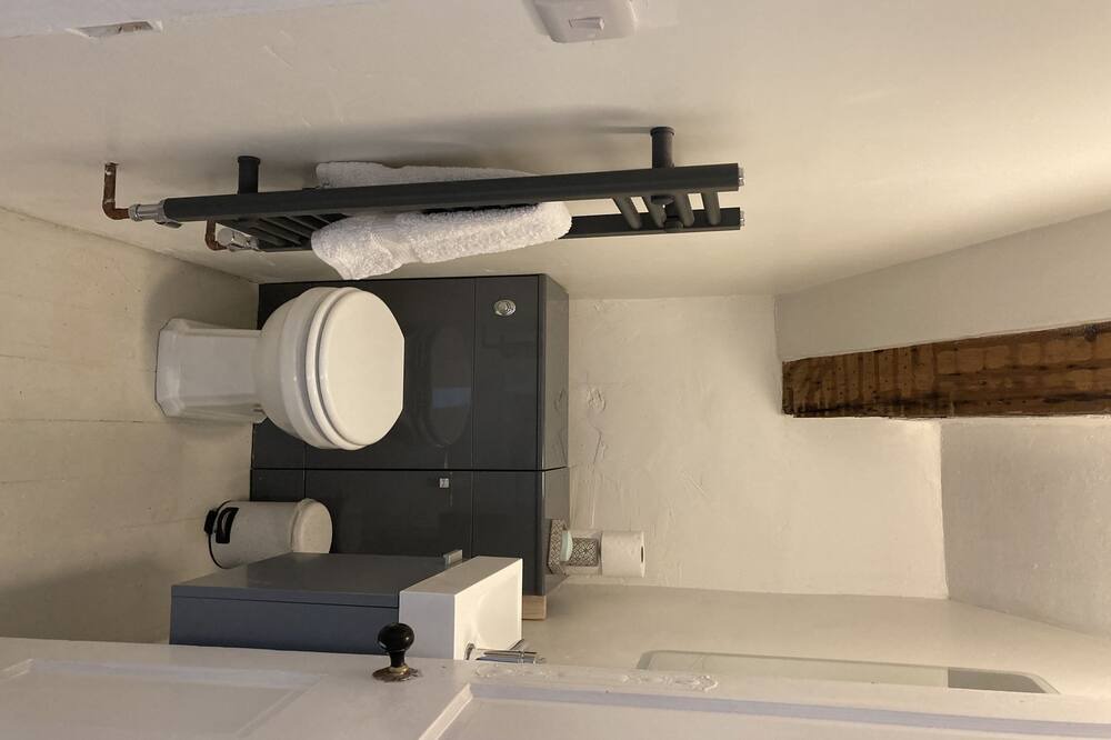 Photo of Bathroom in Glyn-Dyfrdwy