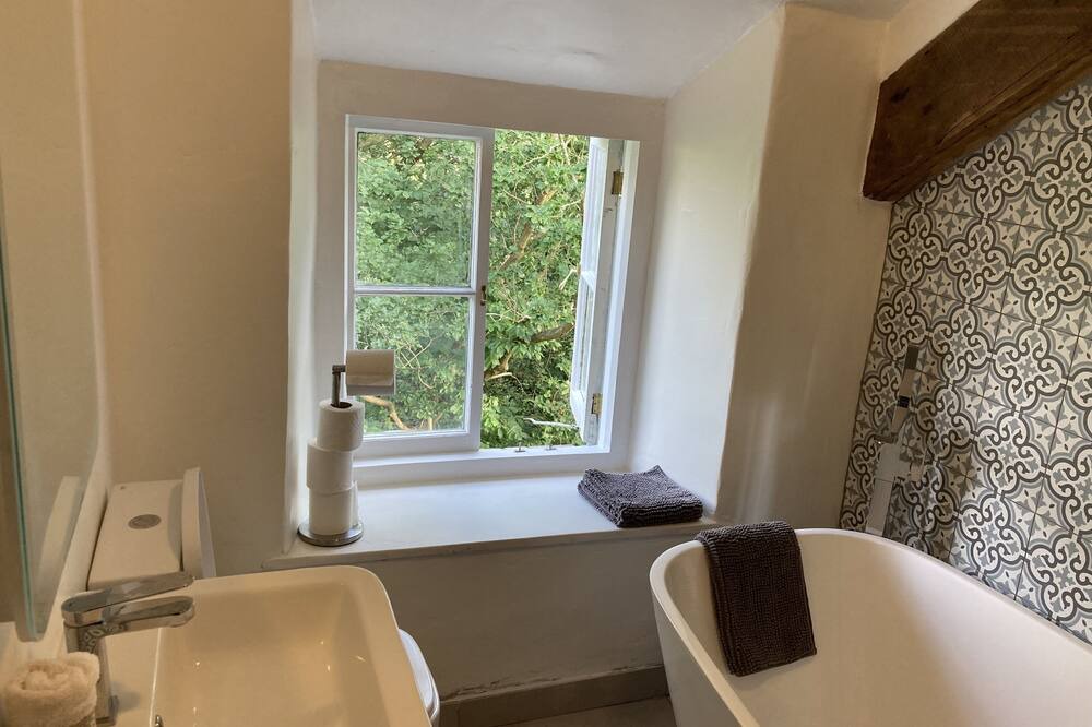 Photo of Bathroom in Glyn-Dyfrdwy