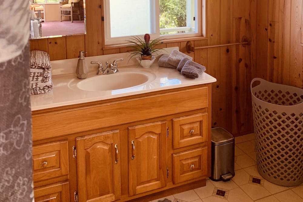 Photo of Bathroom in Kealakekua