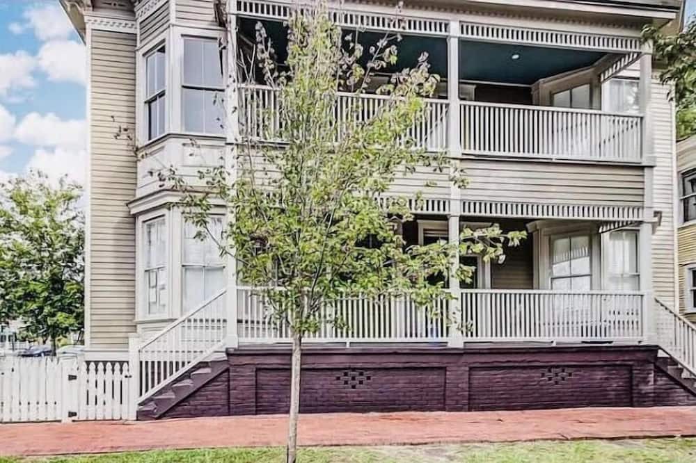 Photo of Outdoor in Savannah Victorian District