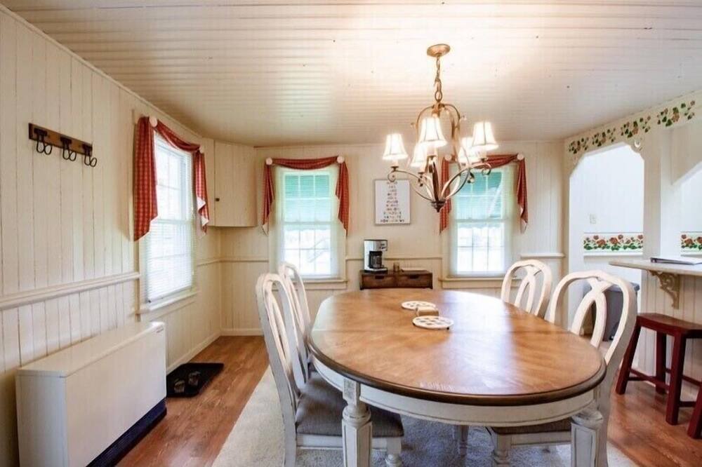 Photo of Bedroom in Benton