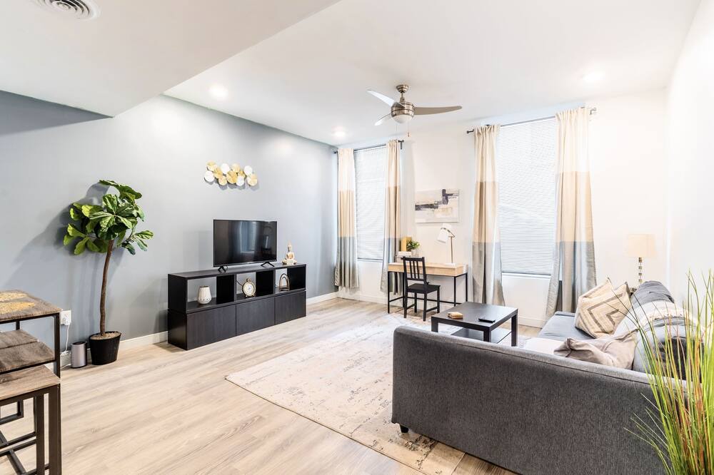 Photo of Livingroom in Monroe Ward
