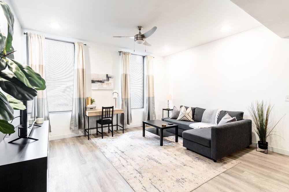 Photo of Livingroom in Monroe Ward