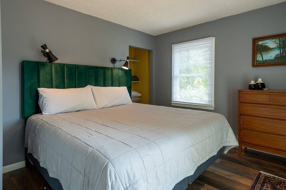 Photo of Bedroom in North Shore Acres