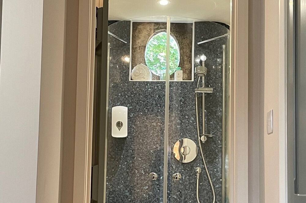 Photo of Bathroom in Kingscote