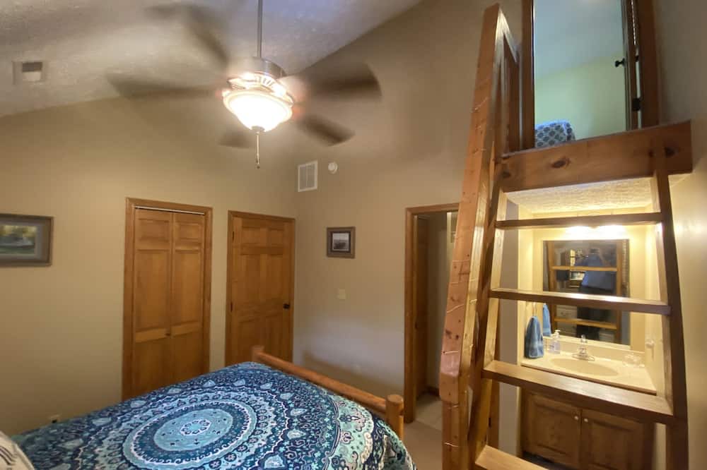 Photo of Bedroom in Flat Hollow Marina