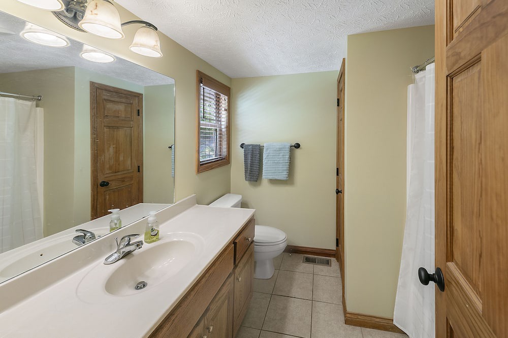 Photo of Bathroom in Flat Hollow Marina
