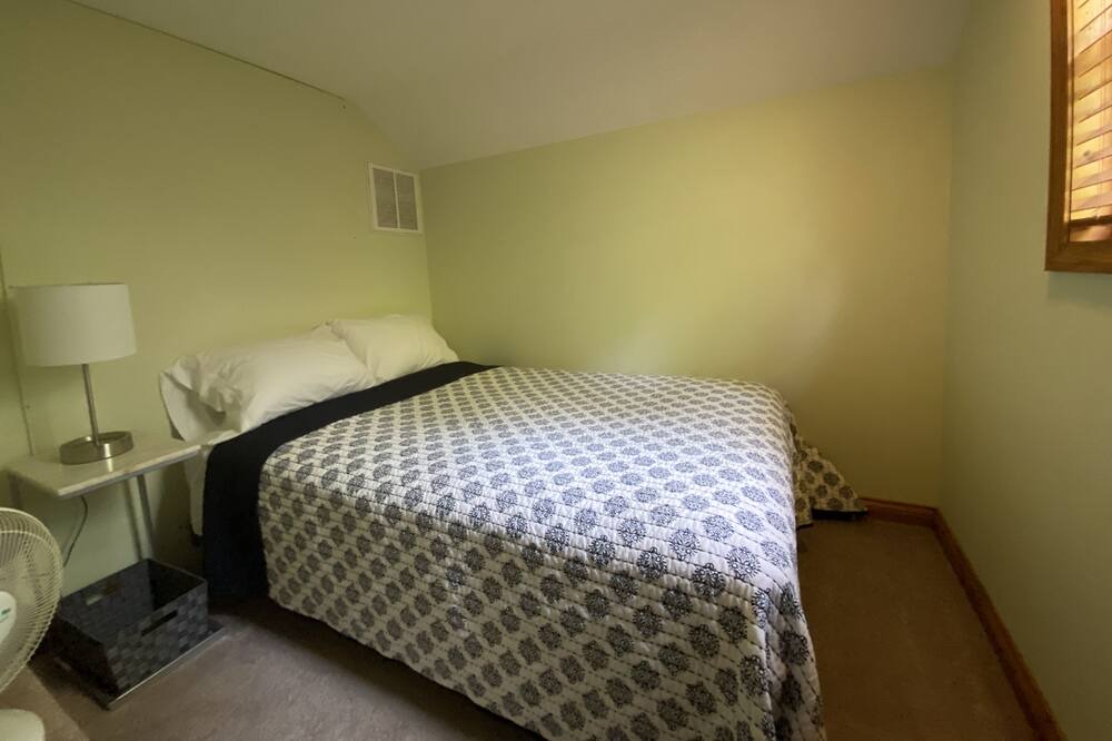 Photo of Bedroom in Flat Hollow Marina