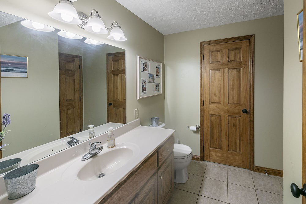 Photo of Bathroom in Flat Hollow Marina