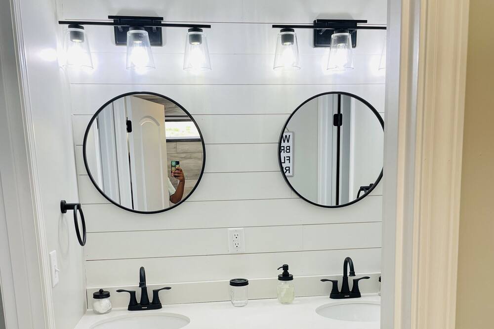 Photo of Bathroom in Nelsonville