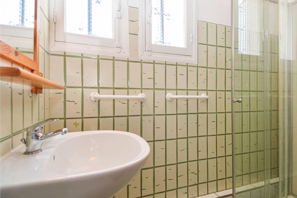 Photo of Bathroom in Piolenc