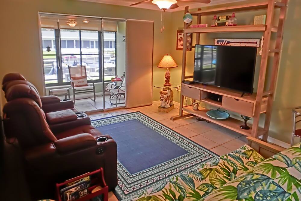 Photo of Livingroom in Springs at Kings Bay
