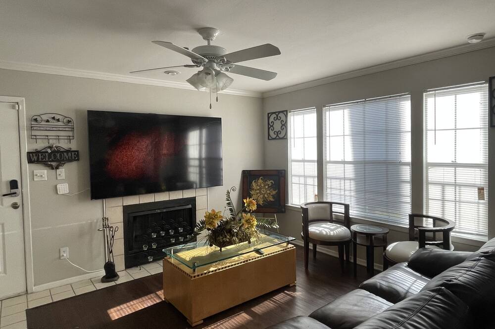 Photo of Livingroom in North Druid Hills