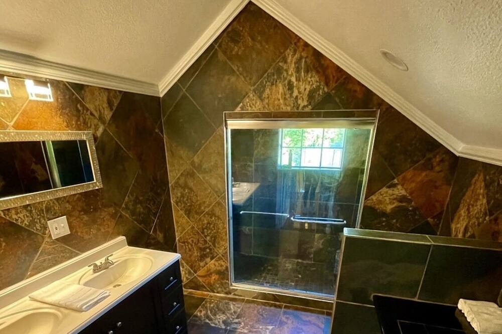 Photo of Bathroom in Kings Grant