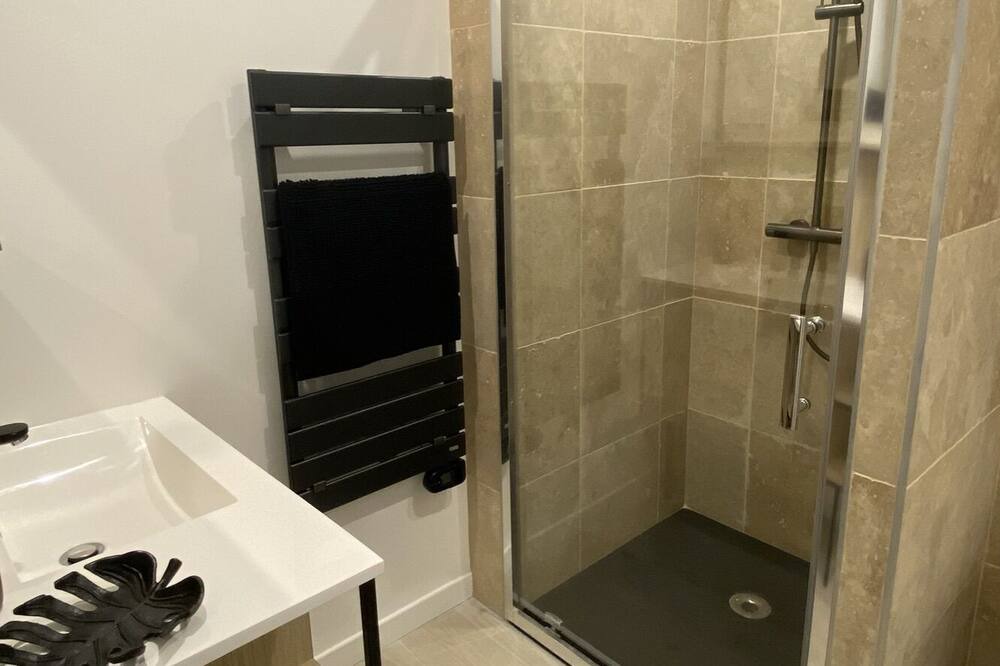 Photo of Bathroom in Poincare - Foch - Anatole France - Croix de Bourgogne