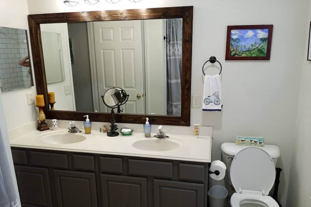 Photo of Bathroom in Lake Jackson