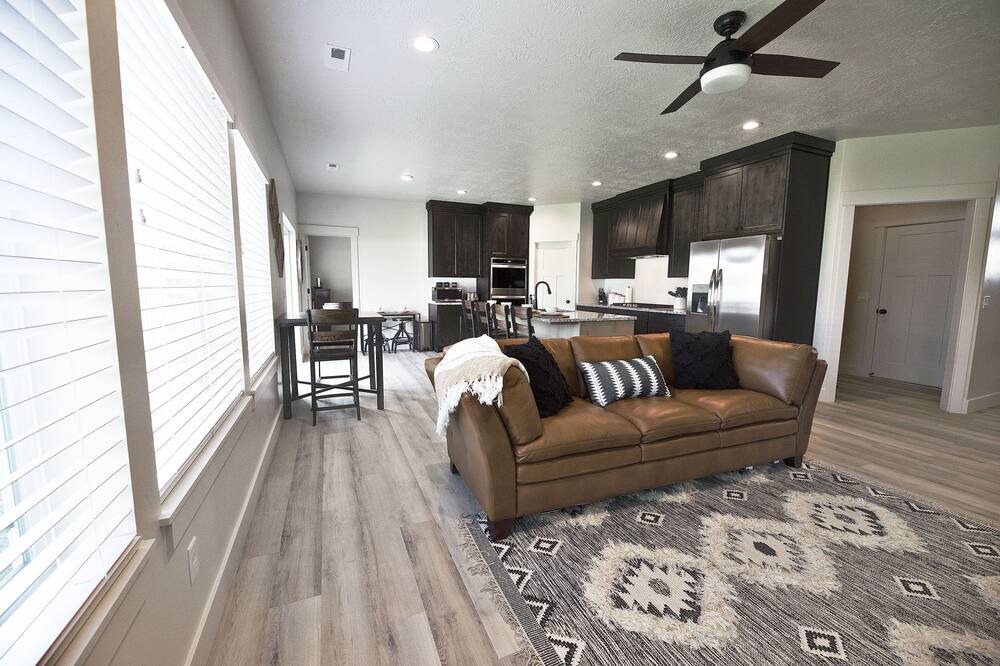 Photo of Livingroom in Plain City