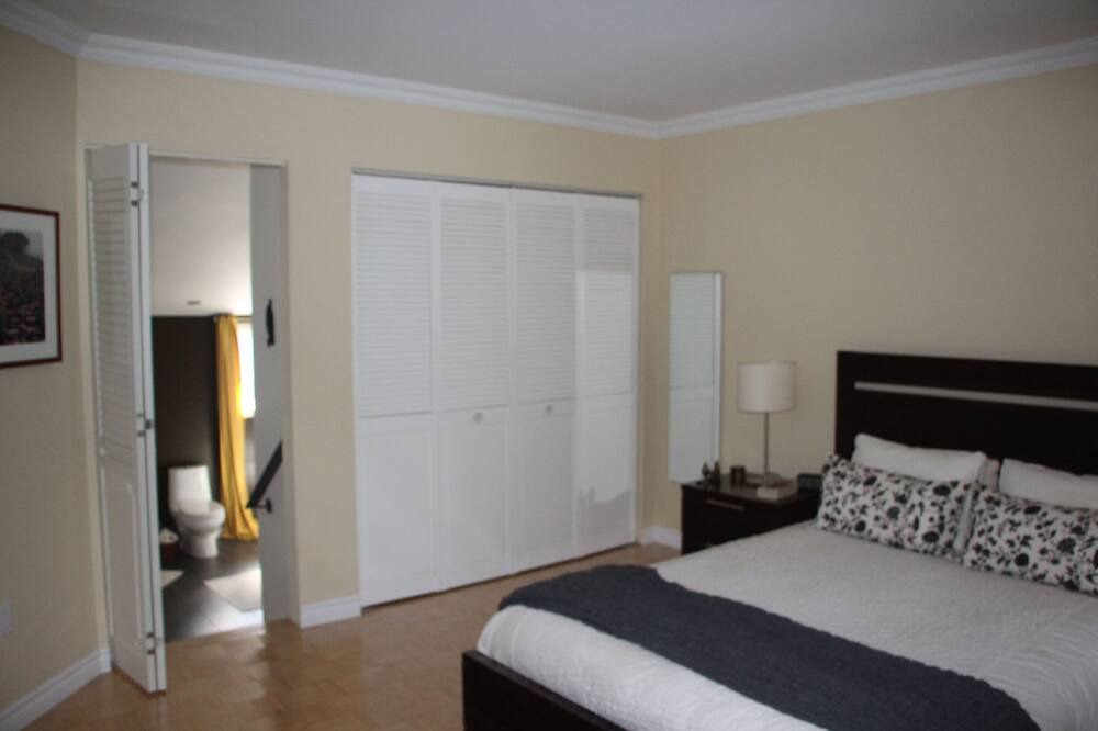 Photo of Bedroom in Longueuil