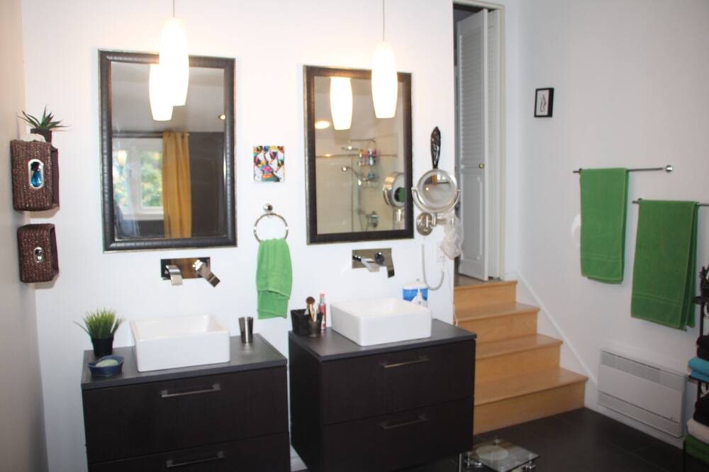 Photo of Bedroom in Longueuil