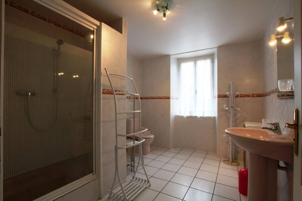 Photo of Bathroom in Buzy