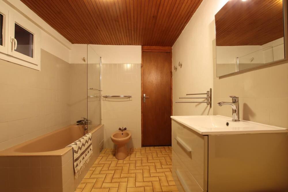 Photo of Bathroom in Estialescq