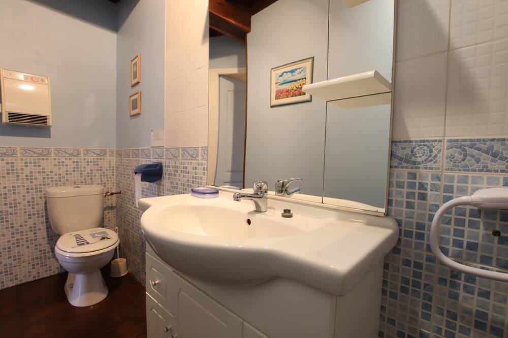Photo of Bathroom in Estialescq