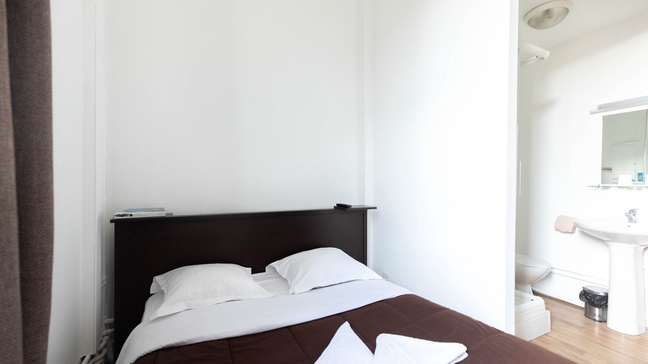 Photo of Bedroom in Lens