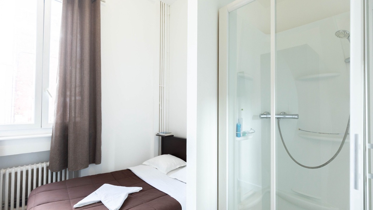 Photo of Bedroom in Lens