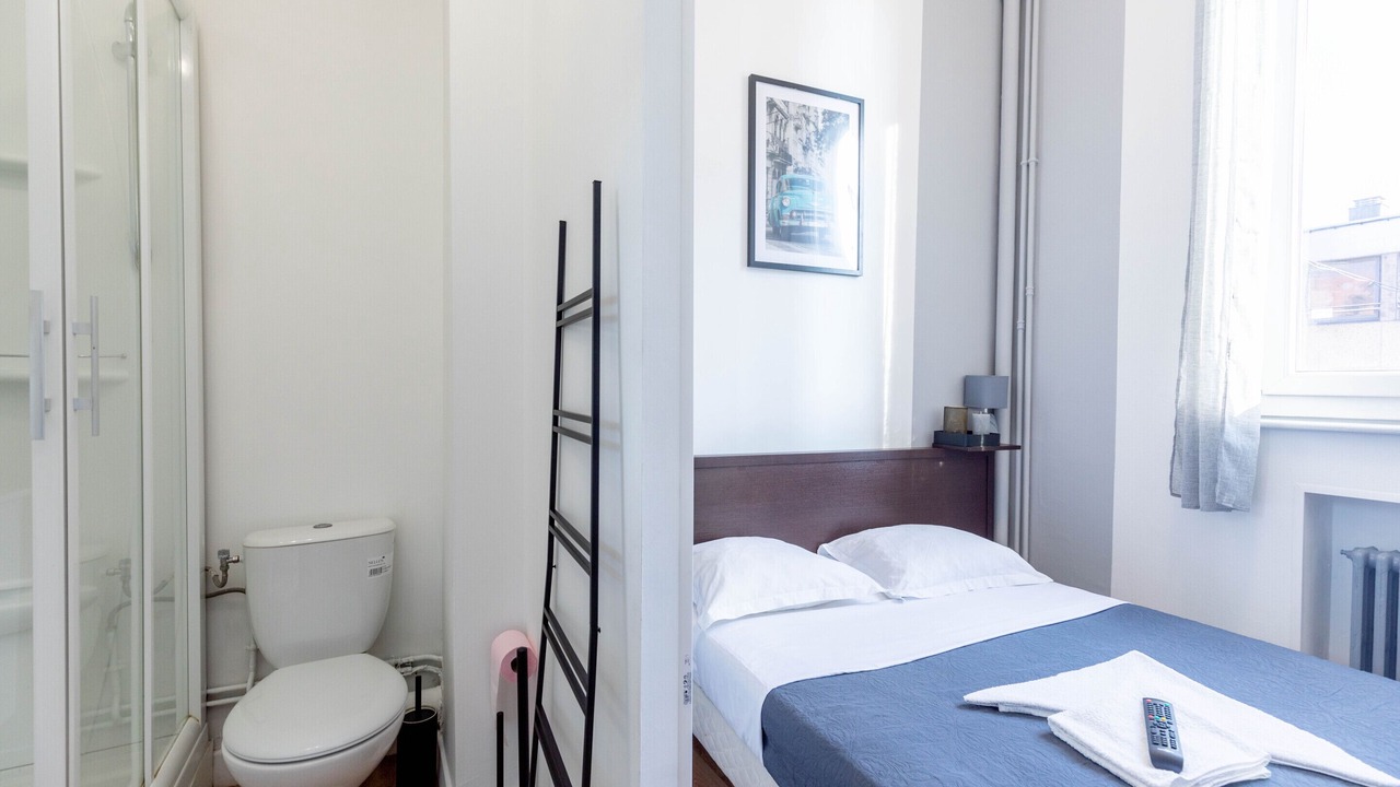 Photo of Bedroom in Lens