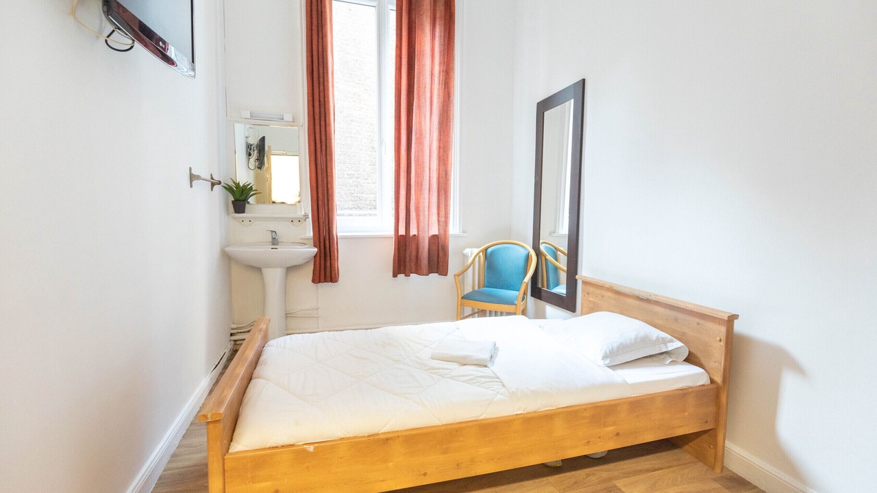Photo of Bedroom in Lens